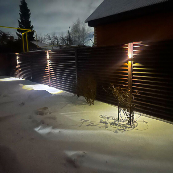 Забор еврожалюзи RAL8017 МАТТЕ Шоколад матовый с подсветкой на столбах