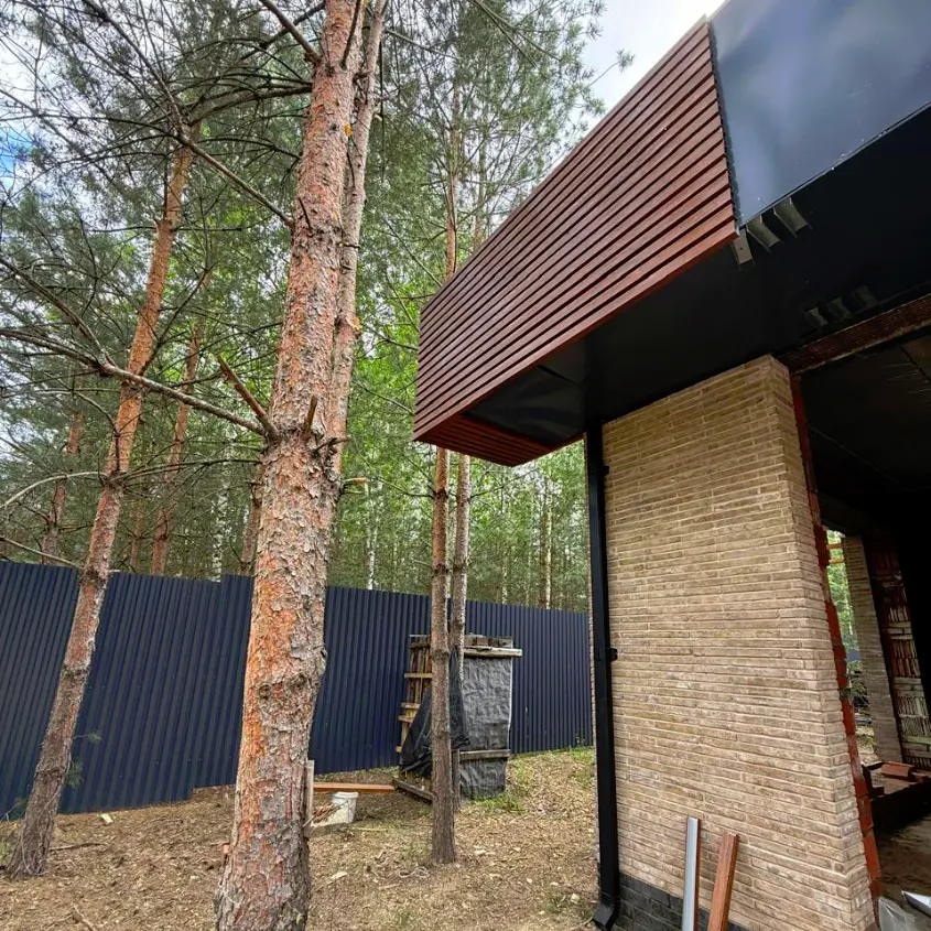 Фото 6 стальная рейка Кедр Темный Дуб 3D подшиве кровли частного дома