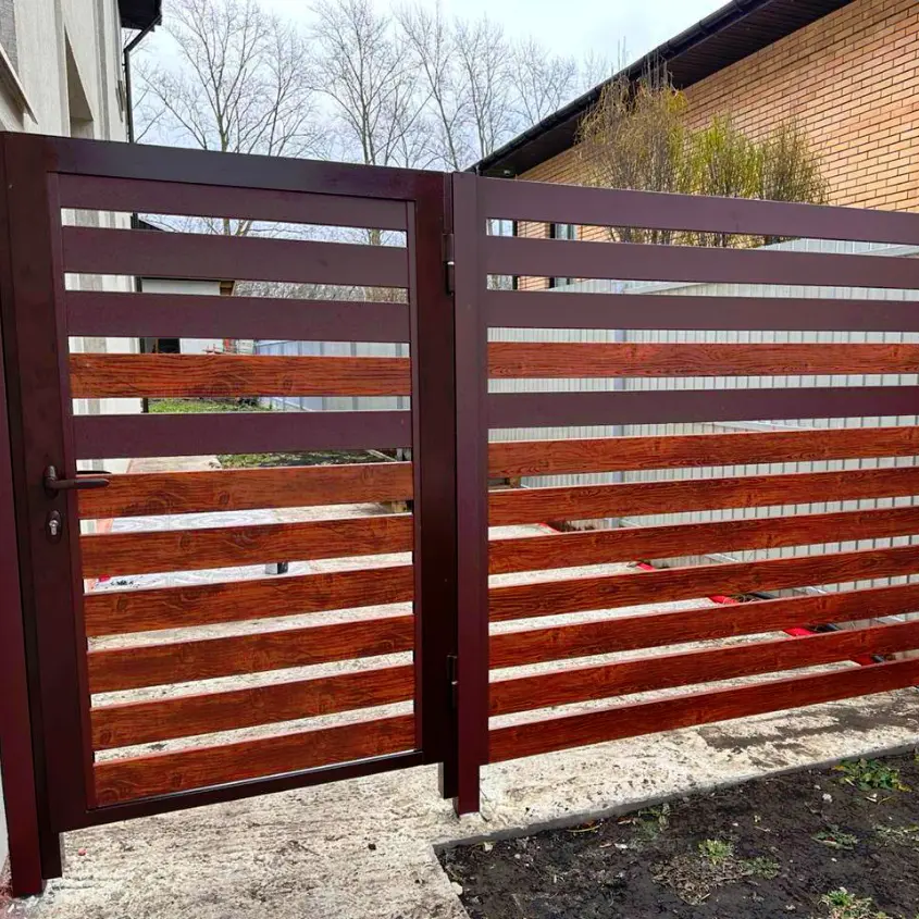 Фото 6 планкен Темный Дуб, RAL 8017 МАТТЕ Шоколад на заборе ранчо