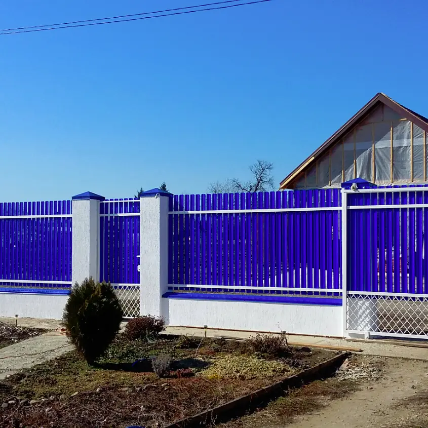 Фото 5 штакетник узкий RAL5002 Синий Ультрамарин на заборе