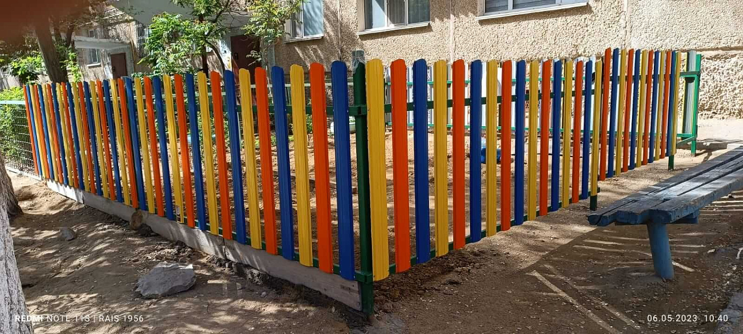 Красивый палисадник 15.5м из разноцветного штакетника